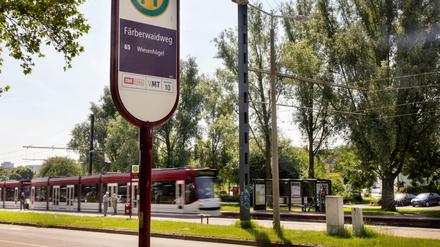 Straßenbahnhaltestelle in der Nähe des Tatorts in Erfurt