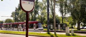 Straßenbahnhaltestelle in der Nähe des Tatorts in Erfurt