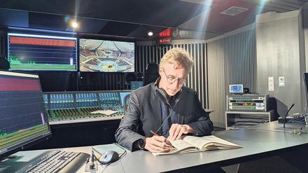 Klangkontrolleur im Schwalbennest. Tonmeister Christoph Franke an seinem Arbeitsplatz in der Philharmonie. 