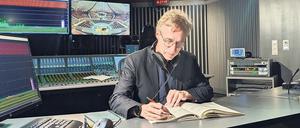 Klangkontrolleur im Schwalbennest. Tonmeister Christoph Franke an seinem Arbeitsplatz in der Philharmonie.