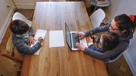 Besonders berufstätige Mütter im Homeoffice waren emotional erschöpft, zeigt der TK-Gesundheitsreport 2021.