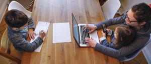 Besonders berufstätige Mütter im Homeoffice waren emotional erschöpft, zeigt der TK-Gesundheitsreport 2021.