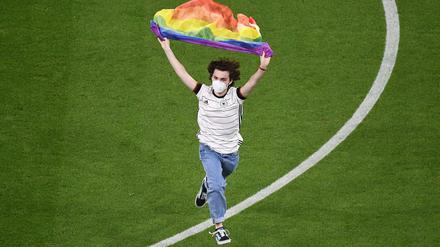 Flitzer mit Regenbogenfahne vor dem Spiel Deutschland-Ungarn am 23. Juni 2021 in München
