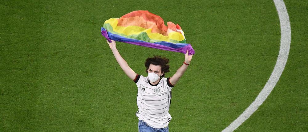 Flitzer mit Regenbogenfahne vor dem Spiel Deutschland-Ungarn am 23. Juni 2021 in München