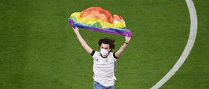 Flitzer mit Regenbogenfahne vor dem Spiel Deutschland-Ungarn am 23. Juni 2021 in München
