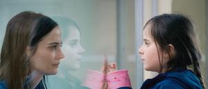 So nah und doch getrennt: Stella (Zélie Boulant) darf ihre Mutter Sarah (Eva Green) in der Quarantäne besuchen. 