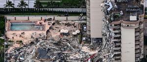Blick auf die Trümmer des eingestürzten Champlain Towers South in Surfside nördlich von Miami Beach