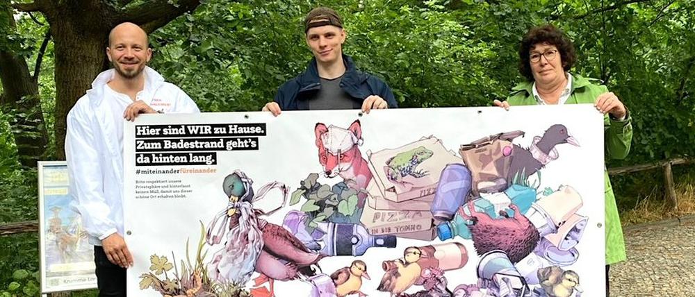 Das erste Banner: Max Hoppe von Think Si3, Illustrator Fridtjof Kirste und Umweltstadträtin Maren Schellenberg (Grüne).