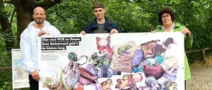 Das erste Banner: Max Hoppe von Think Si3, Illustrator Fridtjof Kirste und Umweltstadträtin Maren Schellenberg (Grüne).