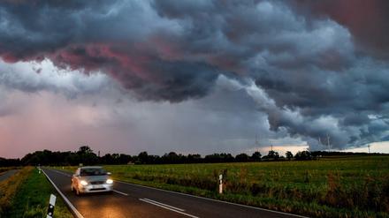 Wegen möglicher Unwetter werden sich viele Deutsche zum EM-Spiel am Dienstag auf den Weg nach Hause machen müssen.