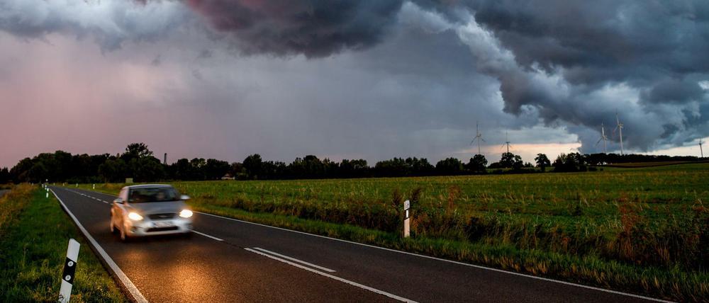 Wegen möglicher Unwetter werden sich viele Deutsche zum EM-Spiel am Dienstag auf den Weg nach Hause machen müssen.