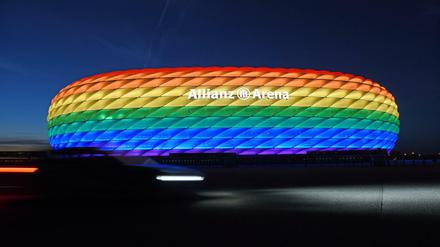 Die Hülle der Allianz Arena leuchtet anlässlich des Christopher Street Days in Regenbogenfarben.