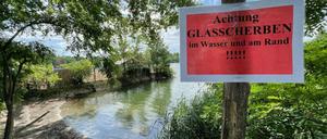 An einem Wildbadestrand am Weißen See wurden Glasscherben entdeckt - die Polizei ermittelt nun.