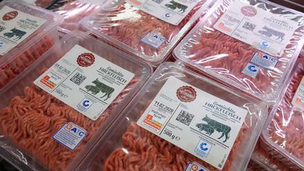 Bisher trägt das meiste Fleisch in der Kühltheke bei Aldi trägt die Nummer 1, das ist der unterste Standard der Haltungsform. Das soll sich ändern. 