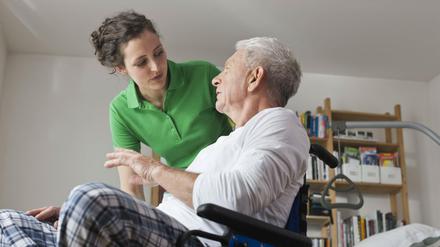 Eine Rund-um-die-Uhr-Betreuung zu Hause wird selbst für Wohlhabendere kaum noch zu finanzieren sein.