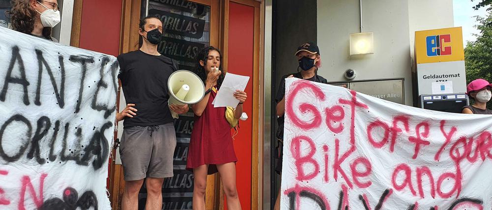 Protestierende vor der Gorillas-Zentrale in Prenzlauer Berg.