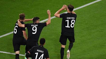Das Herzchen von Leon Goretzka an die ungarischen Fans warl eine geradezu dialektische Ermunterung.