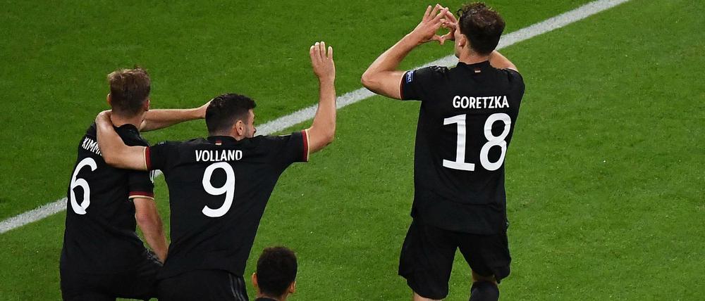 Das Herzchen von Leon Goretzka an die ungarischen Fans warl eine geradezu dialektische Ermunterung.