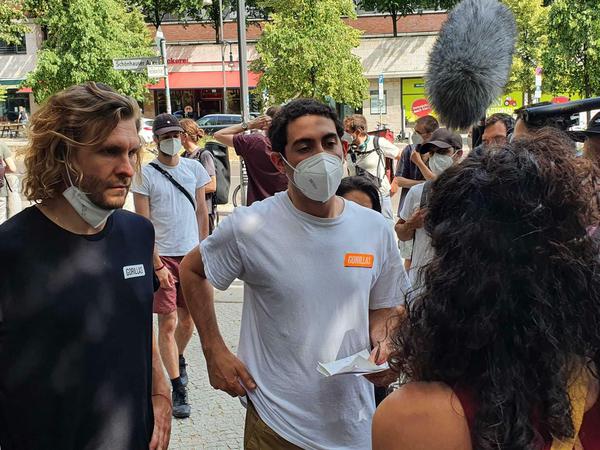 Gorillas-Deutschlandchef Harm-Julian Schumacher (l.) hat die Forderungen der protestierenden Rider entgegengenommen.