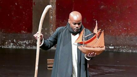 Magie des Einfachen. Ery Nzaramba spielt den Zauberer Prospero. Die Bühne ist, wie meist bei Brook, leer.