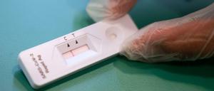 Die Anzeige eines Corona-Schnelltests.