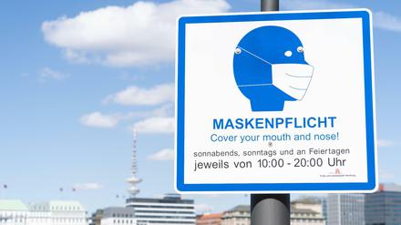 Hinweis auf Maskenpflicht an der Hamburger Binnenalster (Archivbild)