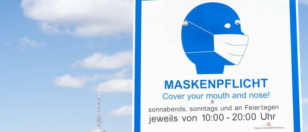 Hinweis auf Maskenpflicht an der Hamburger Binnenalster (Archivbild)