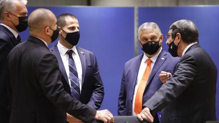Viktor Orbán genießt es, im Mittelpunkt zu stehen - wie hier beim EU-Gipfel am Donnerstag in Brüssel im Kreis anderer Regierungschefs aus der östlichen EU.