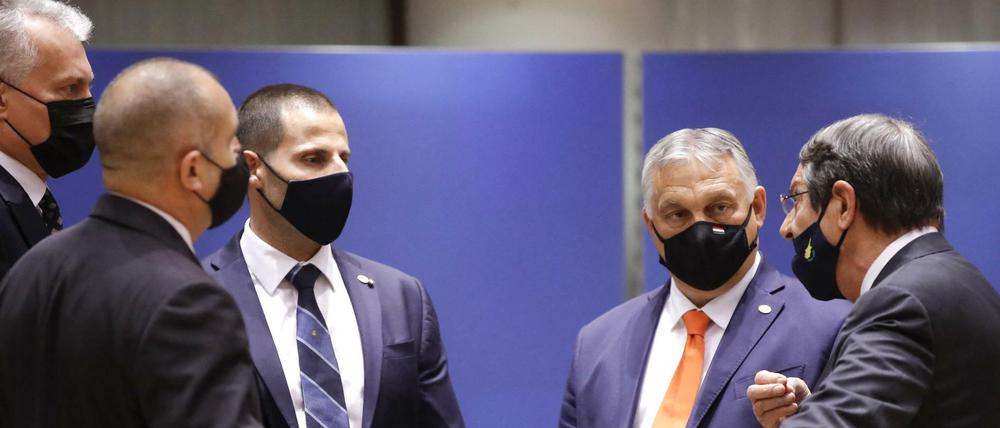 Viktor Orbán genießt es, im Mittelpunkt zu stehen - wie hier beim EU-Gipfel am Donnerstag in Brüssel im Kreis anderer Regierungschefs aus der östlichen EU.