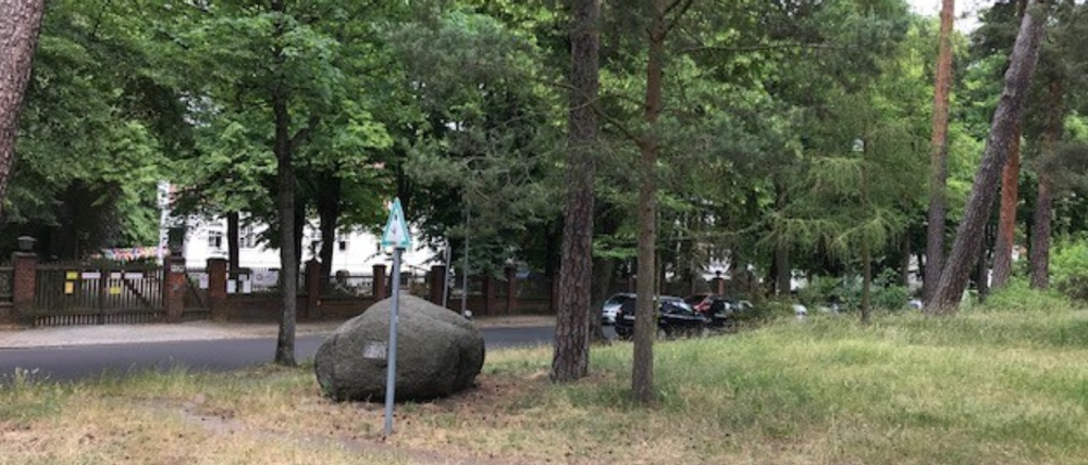 Hinten die alte Villa der Franzosen, vorne der Findling der U8.
