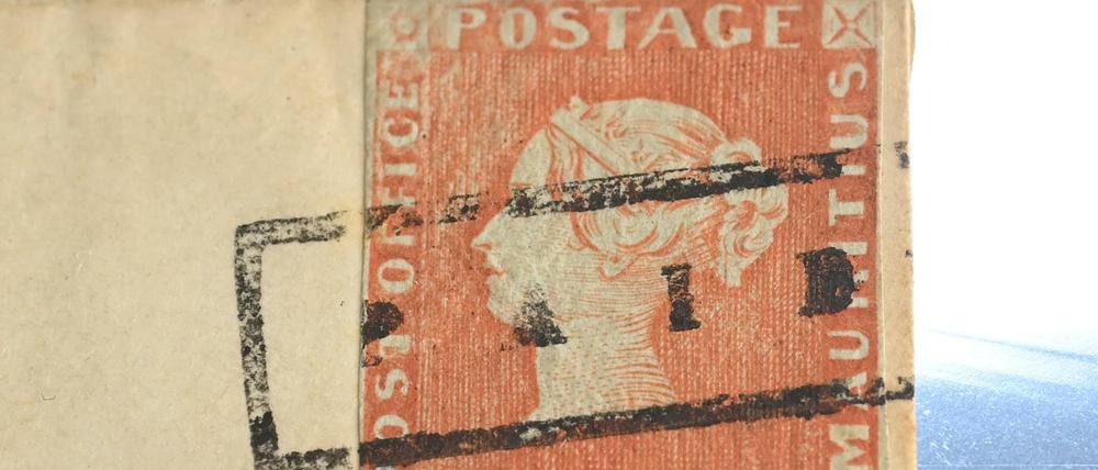 Die Briefmarke "Rote Mauritius" wird bei einer Pressekonferenz zu einer Versteigerung präsentiert.