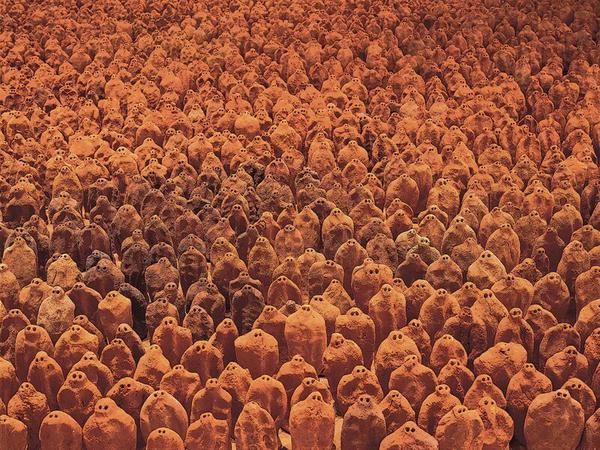 Für Herning baute der Brite Antony Gormley ein Feld aus Lehmfiguren (gr. Foto).