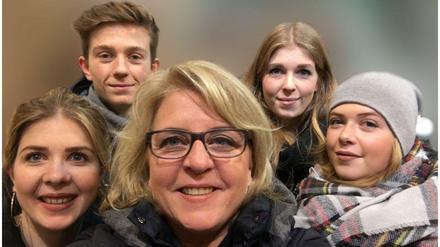 Die an Leukämie Landesgeschäftsfüherin der Berliner SPD, Anett Seltz bittet, sich als Stammzellenspender zu registrieren.