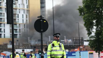 Polizisten richten einen Sicherheitsbereich um einen Brand in der Nähe des Bahnhofs Elephant and Castle ein.
