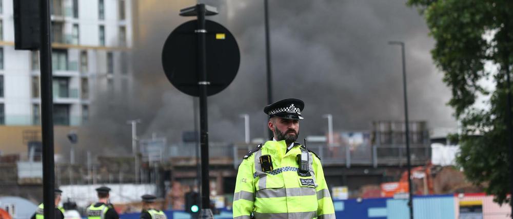 Polizisten richten einen Sicherheitsbereich um einen Brand in der Nähe des Bahnhofs Elephant and Castle ein.