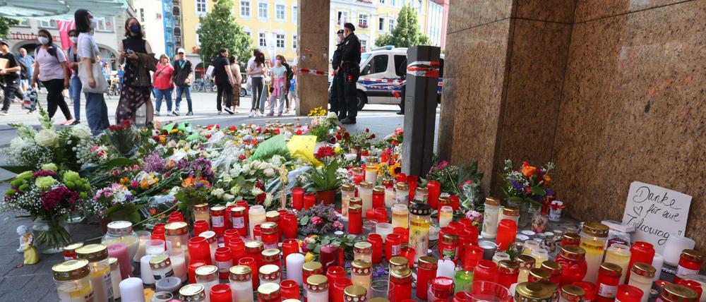 Blumen und Kerzen vor dem Tatort der Messerattacke in Würzburg