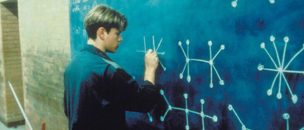 Nach alter Sitte. Als Bildung noch vollkommen analog ablief, mit Büchern und Tafeln – wie hier 1996 bei Matt Damon im Film „Good Will Hunting“ –, da hätte wohl niemand erwartet, dass ihre Ästhetik 25 Jahre später zum Pophänomen und Modetrend wird.