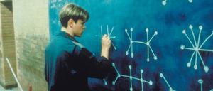 Nach alter Sitte. Als Bildung noch vollkommen analog ablief, mit Büchern und Tafeln – wie hier 1996 bei Matt Damon im Film „Good Will Hunting“ –, da hätte wohl niemand erwartet, dass ihre Ästhetik 25 Jahre später zum Pophänomen und Modetrend wird.
