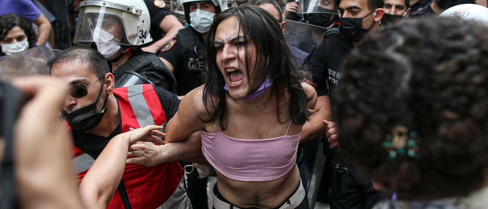 Pride-Parade in Istanbul: Polizisten halten Demonstrierende fest.