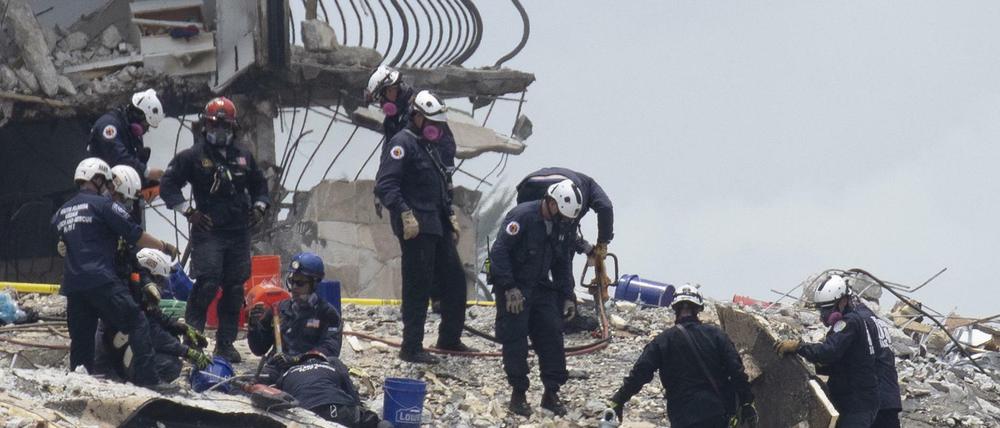 Rettungskräfte durchsuchen die Trümmer des Hauses in Surfside. 