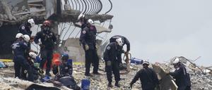 Rettungskräfte durchsuchen die Trümmer des Hauses in Surfside.