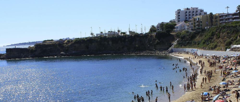 Badegäste am Strand von Sao Pedro do Estoril in Portugal.