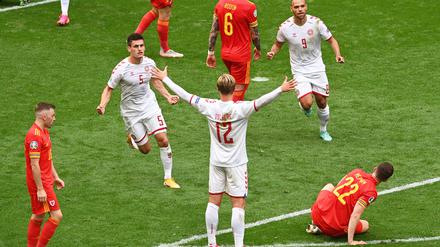 Kasper Dolberg lässt sich für den ersten seiner zwei Treffer feiern.