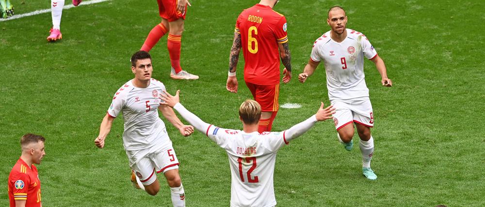 Kasper Dolberg lässt sich für den ersten seiner zwei Treffer feiern.