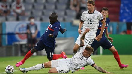 Toni Kroos mit der Grätsche gegen N'Golo Kante, der Prototyp eines bissigen Sechsers. 