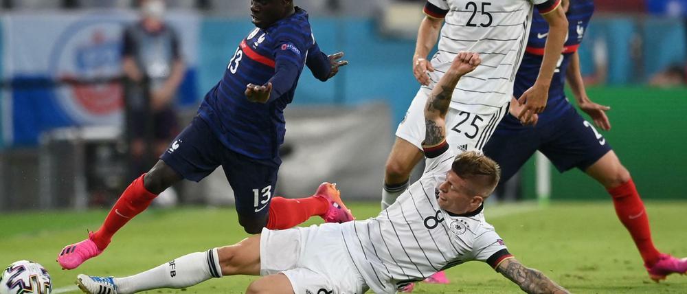 Toni Kroos mit der Grätsche gegen N'Golo Kante, der Prototyp eines bissigen Sechsers.