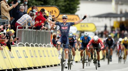Der Belgier Tim Merlier gewinnt den Massensprint am dritten Tag der Tour de France.