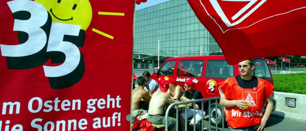Streikende Mitarbeiter sitzen im Sommer 2003 vor der Glaesernen Manufaktur der Volkswagen AG in Dresden. Der damalige Arbeitskampf ging krachend verloren. 