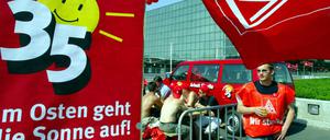 Streikende Mitarbeiter sitzen im Sommer 2003 vor der Glaesernen Manufaktur der Volkswagen AG in Dresden. Der damalige Arbeitskampf ging krachend verloren. 