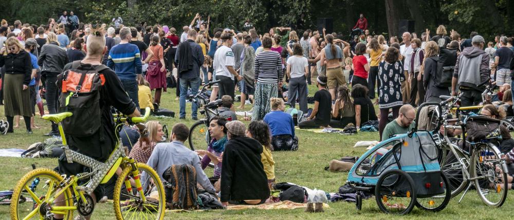 Junge Leute im Treptower Park.